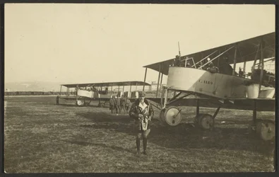 [Uomo davanti a un aereo]