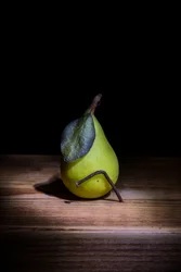 Pera verde inchiodata