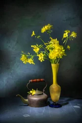 Teiera vintage con fiori gialli