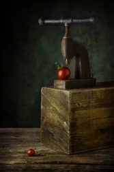 Natura morta con pressa per pomodori d