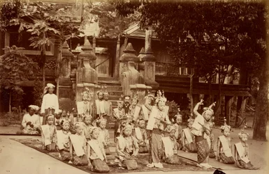 Lillipuziano birmano danzato davanti a F.A. Victor a Mandalay