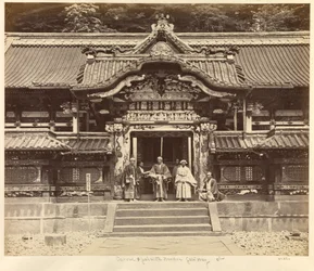 Portale intagliato e dipinto a Nikko