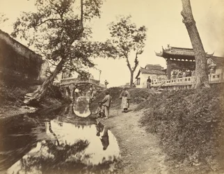 [Veduta cinese di un fiume e di un ponte in un villaggio con diversi cinesi].