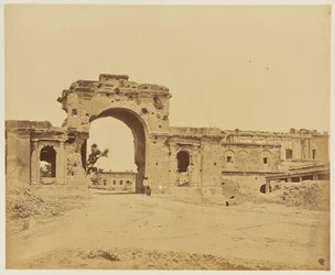 [Porta che conduce alla Residenza, comunemente Porta della Guardia di Bailee, tenuta dal tenente colonnello R.H.M. Aitken, del 13° Fanteria Nativa del Bengala].