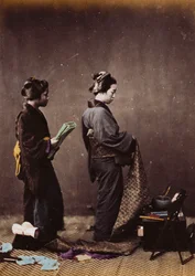 Donne giapponesi che si vestono, c.1870-1880