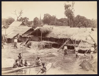 [Villaggio nativo lungo il fiume Irrawaddy]