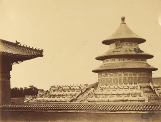 Il Tempio del Cielo dal luogo in cui vengono bruciati i sacerdoti nella città cinese di Pekin. Ottobre 1860