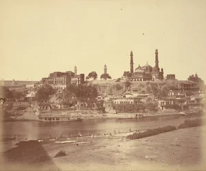 Il Forte Muchee Bhawan e il fiume Gomti visti dal ponte di pietra