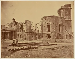 [La residenza vista di fronte, con la stanza in cui fu ucciso Sir Henry Lawrence].