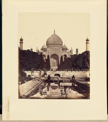 Il Taj Mahal con le sue fontane