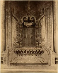 Il The-ha-thana o il trono dei Leoni nella Myei-nan o Sala delle Udienze Principale nel palazzo di Mandalay, Birmania, fine XIX secolo (stampa all