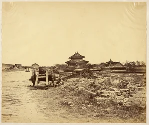 [La sommità del muro di Pechino, preso in consegna il 14 ottobre 1860, mostra i cannoni cinesi diretti contro le nostre batterie].