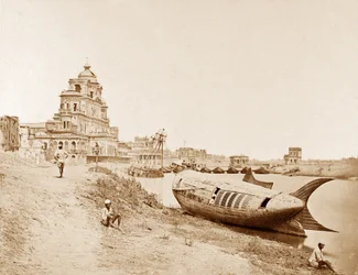 Veduta del Palazzo Chattar Manzil con la barca del re sul fiume Gumti, Lucknow, durante la rivolta indiana, 1858