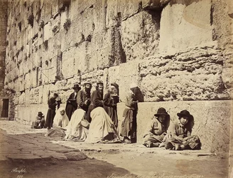 Un gruppo di israeliti che pregano al Muro del Pianto (o Muro Occidentale), Gerusalemme
