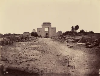 Viale delle Sfingi e propileo tolemaico, Karnak, Tebe