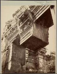 Baalbek, la porta del tempio di Giove davanti al pilastro