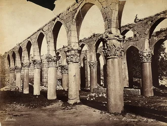Colonne e archi nella zona archeologica di Heliopolis o Baalbek, Libano