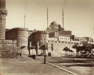 La Porta Bab el-Azab della Cittadella, con la Moschea di Muhammad Ali sullo sfondo, al Cairo, Egitto