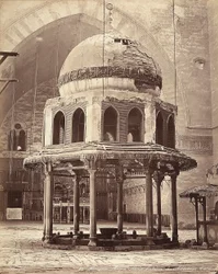 La fontana delle abluzioni, nella Moschea del Sultano Hassan, al Cairo, Egitto