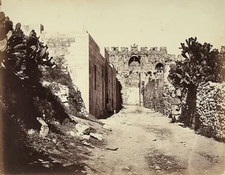 Veduta di una sezione delle mura della città e della casa di Sant