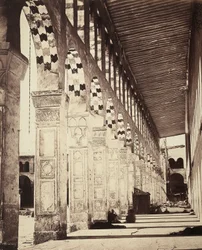 Veduta del colonnato nella Grande Moschea Omayyade, a Damasco, Siria. Originariamente un tempio per gli aramei, poi una basilica cristiana, divenne infine una moschea che permetteva ai cristiani di continuare a usare un