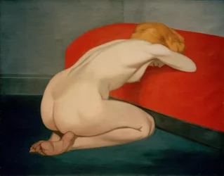 Donna nuda inginocchiata davanti a un divano rosso