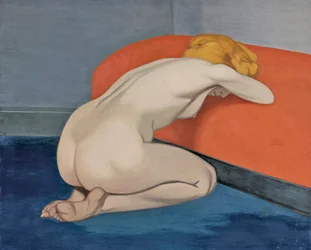 Donna nuda inginocchiata davanti a un divano rosso