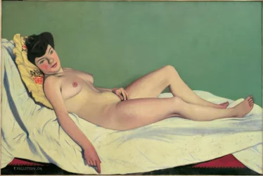 Donna nuda sdraiata su un lenzuolo bianco, cuscino giallo