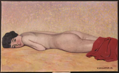 Nuda a pancia in giù sulla sabbia