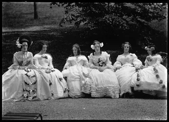 Giovani donne alla festa in giardino nella casa Wittgenstein
