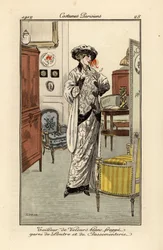 Donna in abito di velluto bianco decorato con pelliccia di lontra