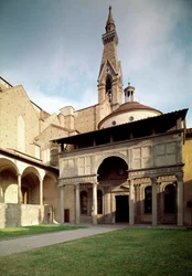 Vista della cappella dei Pazzi di Filippo Brunelleschi