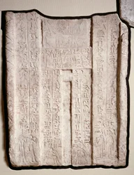 Falsa porta dalla tomba di Hemi-Re, sacerdotessa di Hathor (calcare con pigmento)