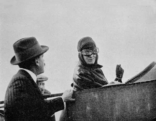Miss Trehawke-Davies nel sedile del passeggero di uno dei suoi monoplani Bleriot, 1913 1934