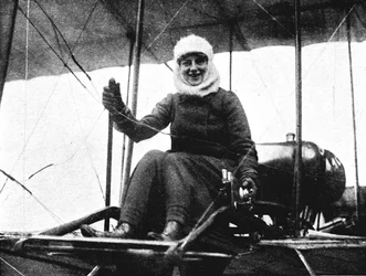 La seconda donna pilota britannica: Mrs. de Beauvoir Stocks nel suo biplano Farman, 1911