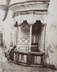 Un uomo che beve da una fontana d