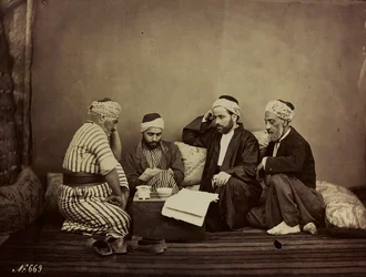 Album Damas et Baalbek: gruppo di siriani seduti attorno a un tavolo