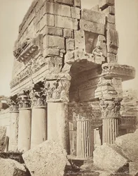Dettaglio del pronao del Tempio di Bacco, nella zona archeologica di Eliopoli o Baalbek, antica città siriana, ora Libano