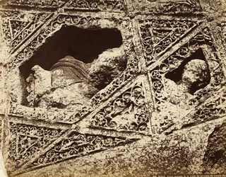 Dettaglio della decorazione scultorea in un tempio, nella zona archeologica di Eliopoli o Baalbek, antica città siriana, ora Libano