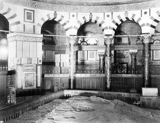 Interno della Moschea di Omar a Gerusalemme. Due file di pilastri e colonne di marmo circondano la roccia sacra agli ebrei e ai musulmani