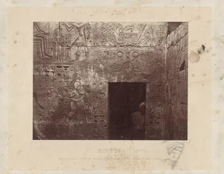 Uomo in una porta nel tempio di Ramses III in Egitto