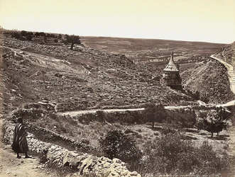 Vista panoramica della Valle di Cedron o Giosafat, con la Tomba di Assalonne, alla periferia di Gerusalemme. Un uomo guarda il panorama dalla strada