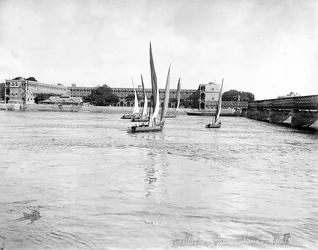 Veduta delle caserme che si affacciano sul Nilo vicino al ponte Kasr, al Cairo, in Egitto