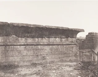 Esneh Latopolis, Costruzione Insabbiata - Parete Esterna - Cornice