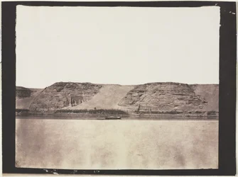 Veduta generale dei monumenti scolpiti nella roccia con la dahabieh del fotografo. Abu Simbel