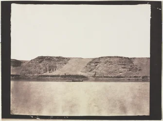 Vista generale dei monumenti scolpiti nella roccia con la Dahabieh dei fotografi. Abu Simbel, 1851-1852