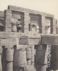 Karnak Tebe, Palazzo - Sala ipostila - Finestra e capitelli