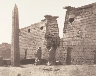 Louksor Tebe, Costruzione Anteriore - Pilone, Colossi e Obelisco