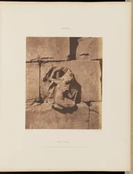 Tâfah (Taphis). Costruzioni con basi curve - Figura di una nicchia scolpita