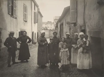 Gruppo di adulti e bambini in una strada di villaggio in Alvernia, ca. 1910